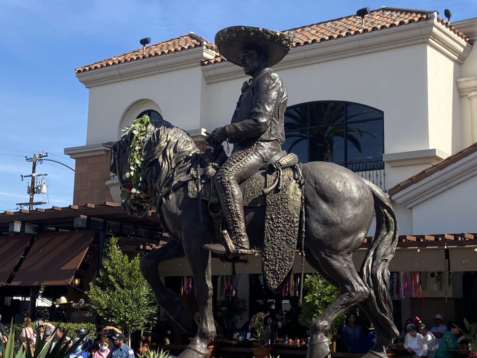 Los Ángeles erige una estatua de 3.7 metros en honor a Vicente Fernández