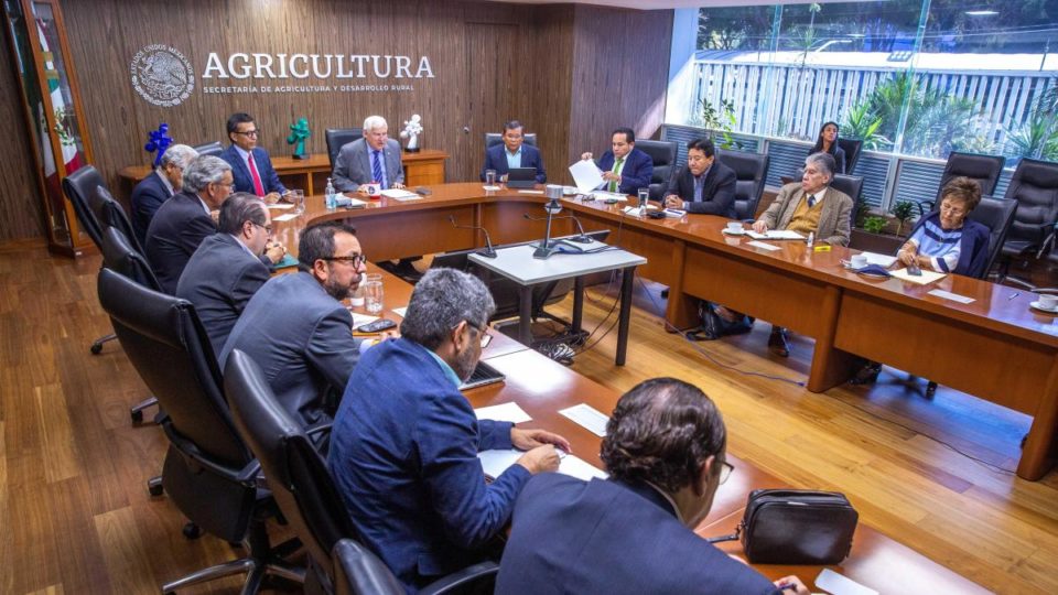 Presentan FIRA, AMSDA y Agricultura plan de créditos con respaldo estatal