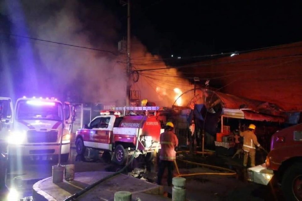 Bomberos sofocaron dos incendios de manera simultánea que dejaron un saldo de dos personas calcinadas y siete locales quemados