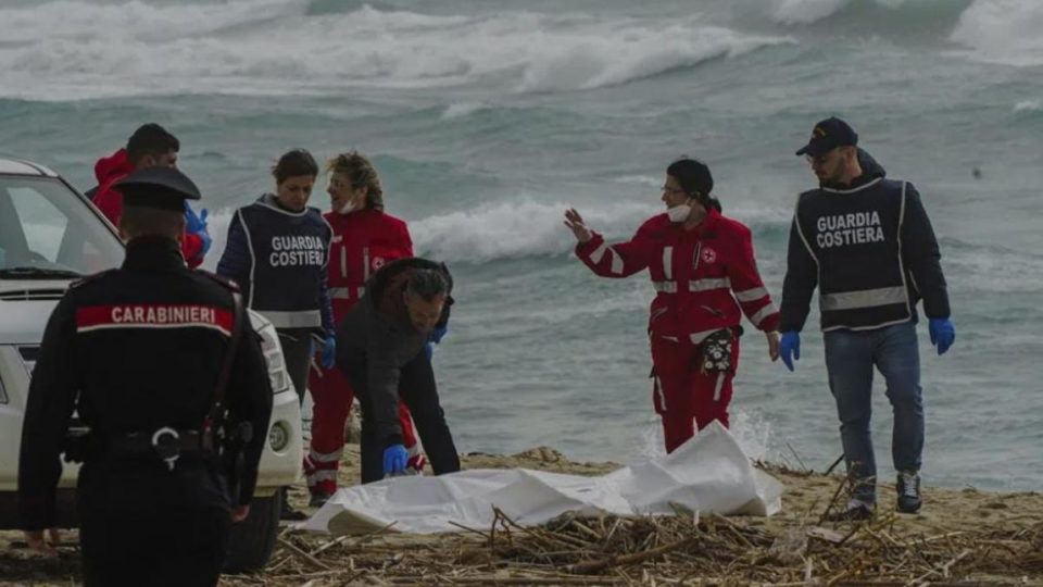 Recuperan 3 cuerpos más tras naufragio en Italia; suman 62 muertos