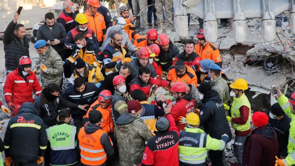 Rescatan a niña en Turquía tras 178 horas atrapada en escombros