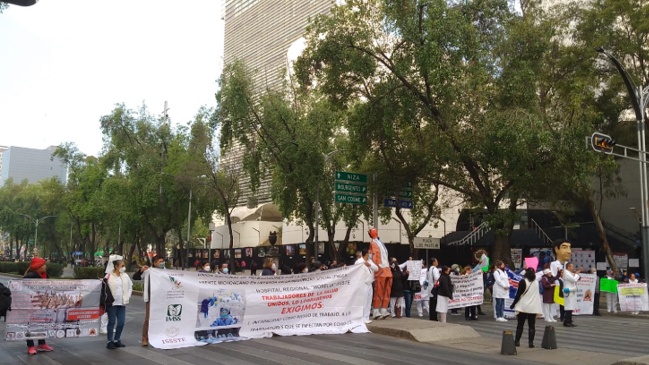 Trabajadores de la salud bloquean Paseo de la Reforma; exigen mejores condiciones laborales