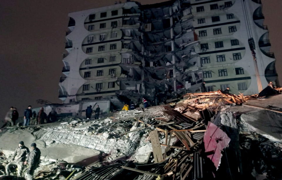 Un fuerte terremoto en el sureste de Turquía deja decenas de muertos