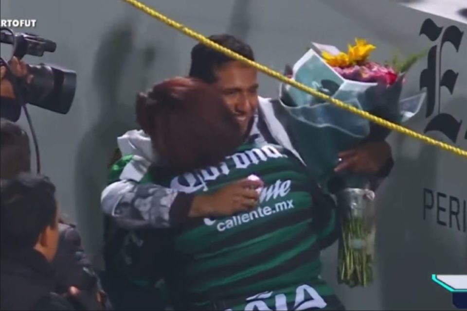 ¡Dijo que sí! Aficionado propone matrimonio a su pareja en el Santos vs América