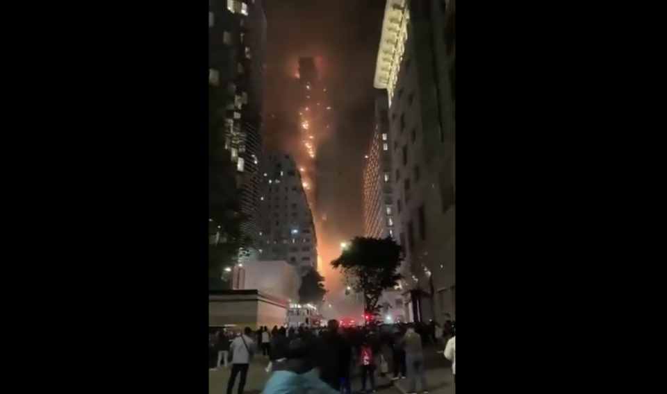 Al menos dos heridos tras el incendio de un rascacielos en obras en Hong Kong