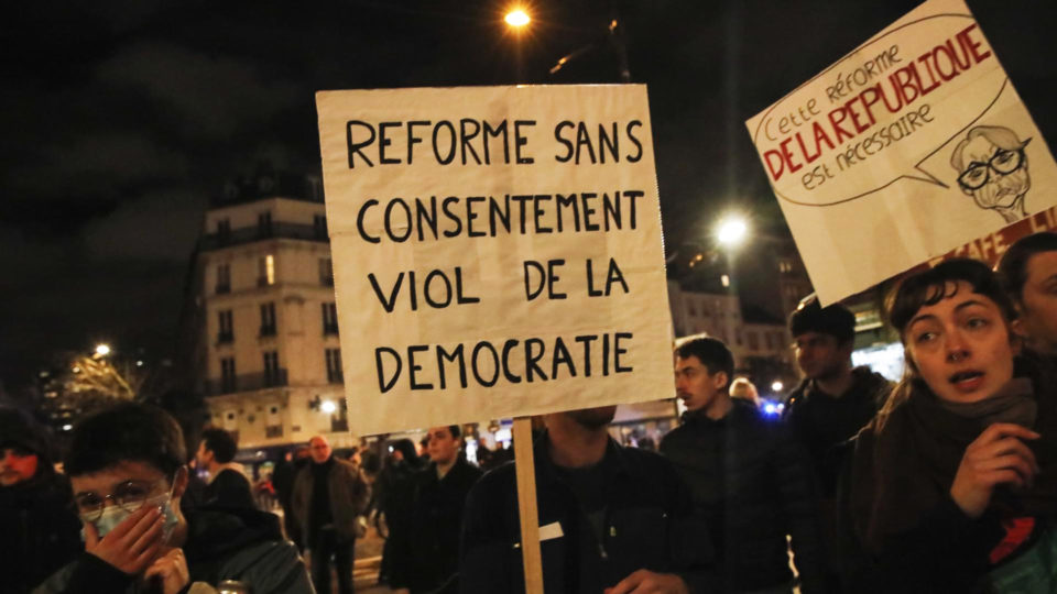 Al menos una centena de arrestos en toda Francia en nueva noche de protestas