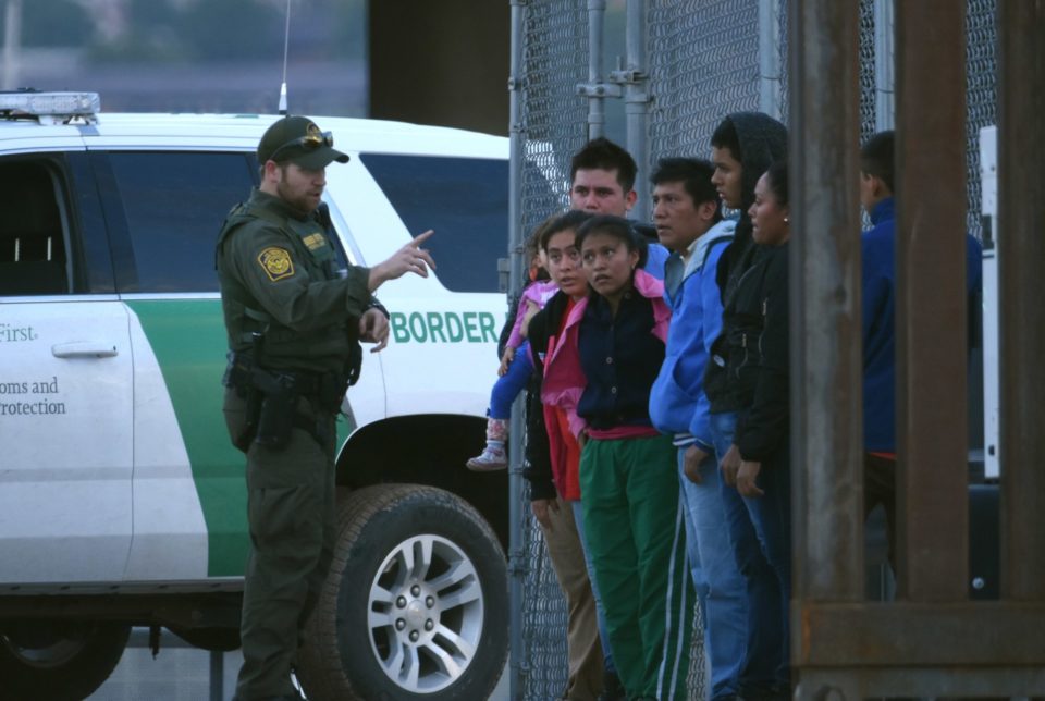 Arrestos de migrantes en frontera sur de EEUU se mantienen bajos en febrero