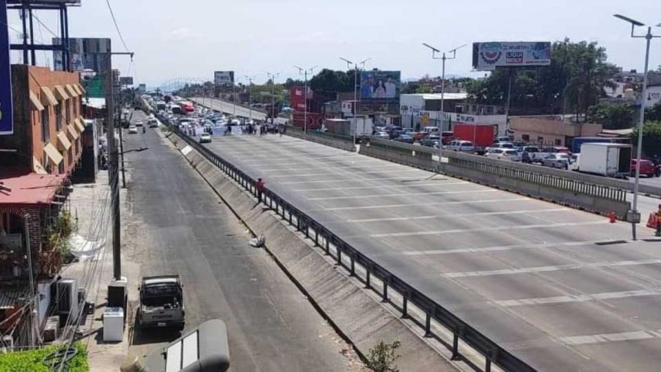 Bloquean la México-Cuernavaca por la desaparición de 3 jóvenes