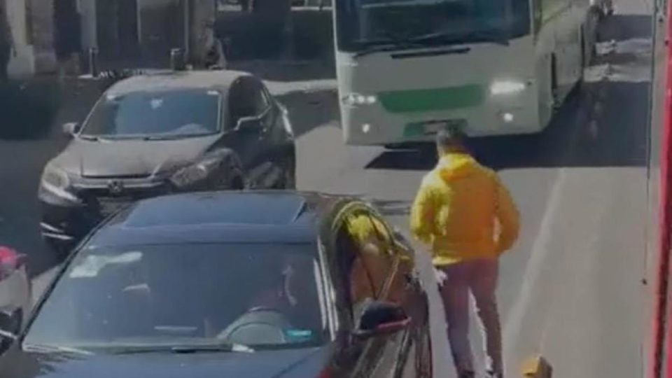CDMX. Asalto a un automovilista en la Roma queda registrado en VIDEO