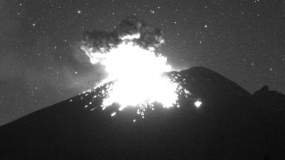 Captan espectacular explosión del Popocatépetl