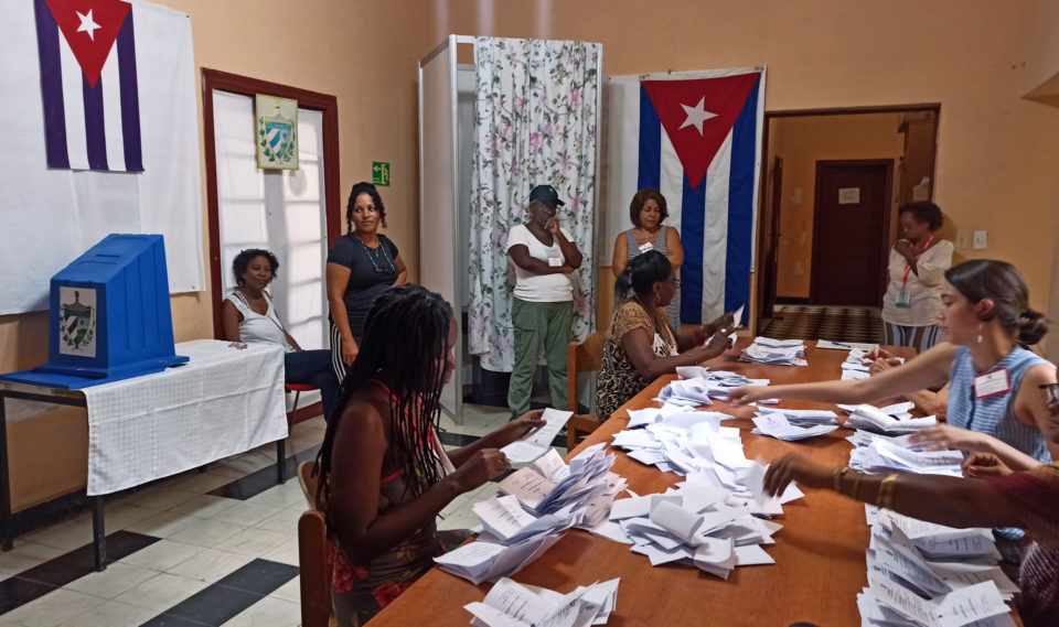 Con un 70 % de participación culminan las elecciones parlamentarias en Cuba