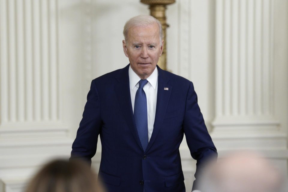 Demócratas piden a Biden que descarte la detención de familias migrantes