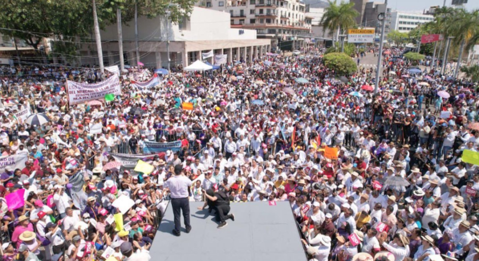 Ebrard encabeza marcha por las mujeres en Acapulco