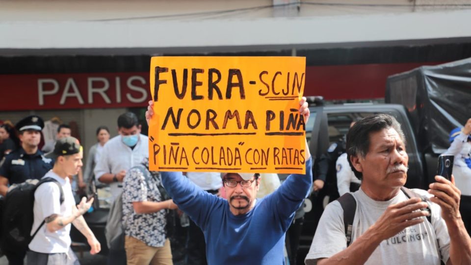 Exigen renuncia de Norma Piña con manifestación frente a SCJN