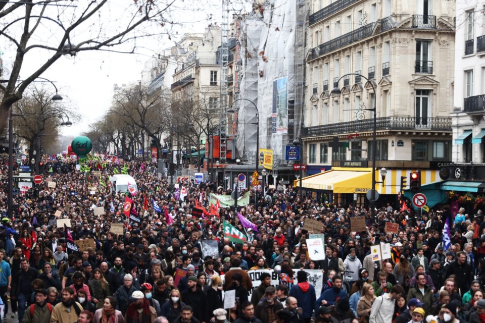 Los sindicatos intensifican el pulso contra Macron empañado por la violencia