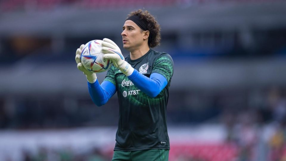 Memo Ochoa es brutalmente silbado y abucheado cada que toca el balón; ¡ya no lo quieren!