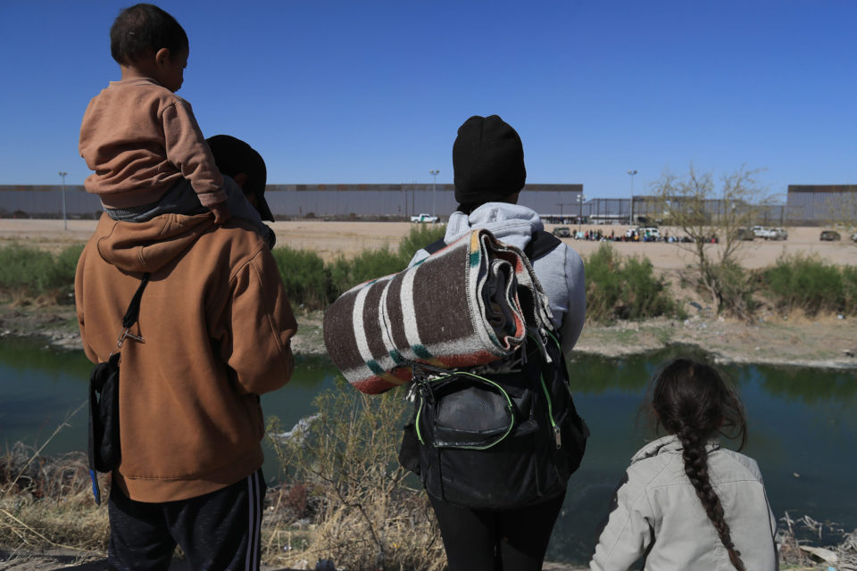 Migrantes buscan cruzar a EE.UU. tras el incendio fatal ocurrido en México