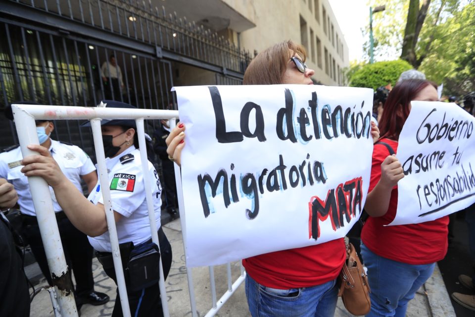 Migrantes protestan en solidaridad con víctimas de incendio en Ciudad Juárez