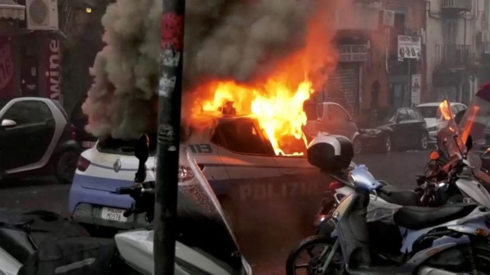 Napoli vs Frankfurt: Lamentable enfrentamiento entre aficionados y la policía previo al duelo de Champions League