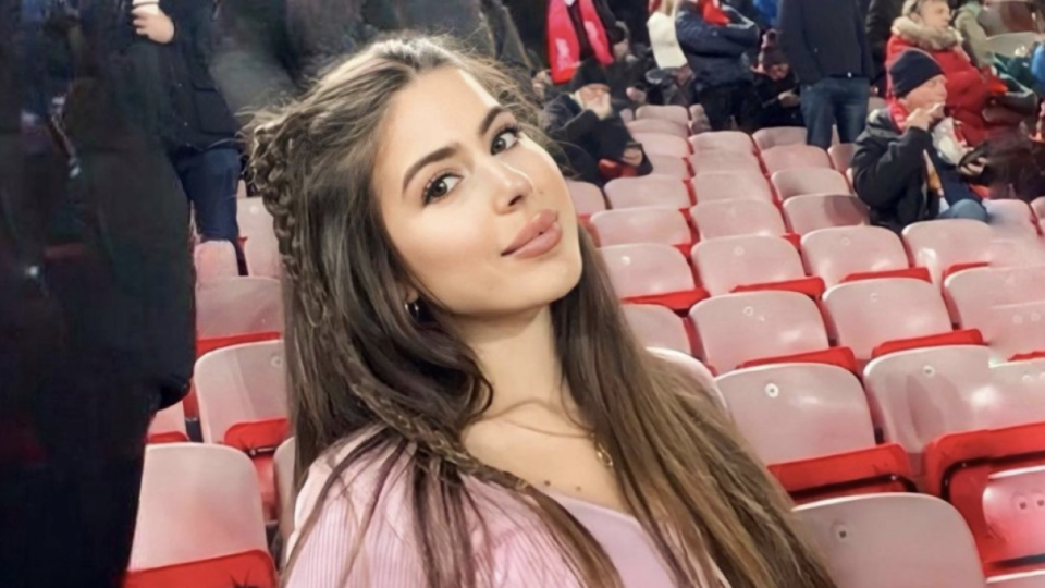 Sara Duque, la hermosa maestra de inglés que tiene cautivados a los futbolistas y celosas a sus esposas (Fotos)