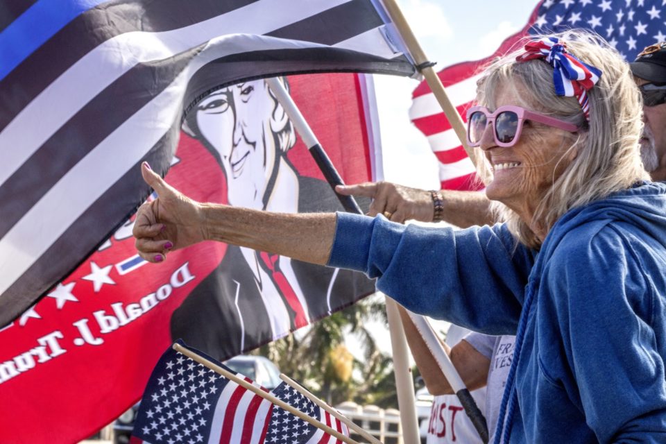 Tras imputación, grupos protestan a favor de Trump en Florida