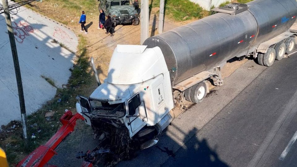 Accidente en autopista México-Querétaro. Pipa sale del camino y provoca tránsito lento