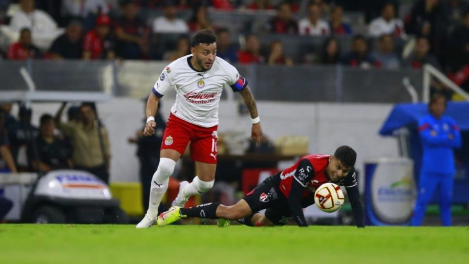 Alexis Vega se traba y tartamudea en discurso previo al clásico tapatío y las redes se burlan de él (VIDEO)