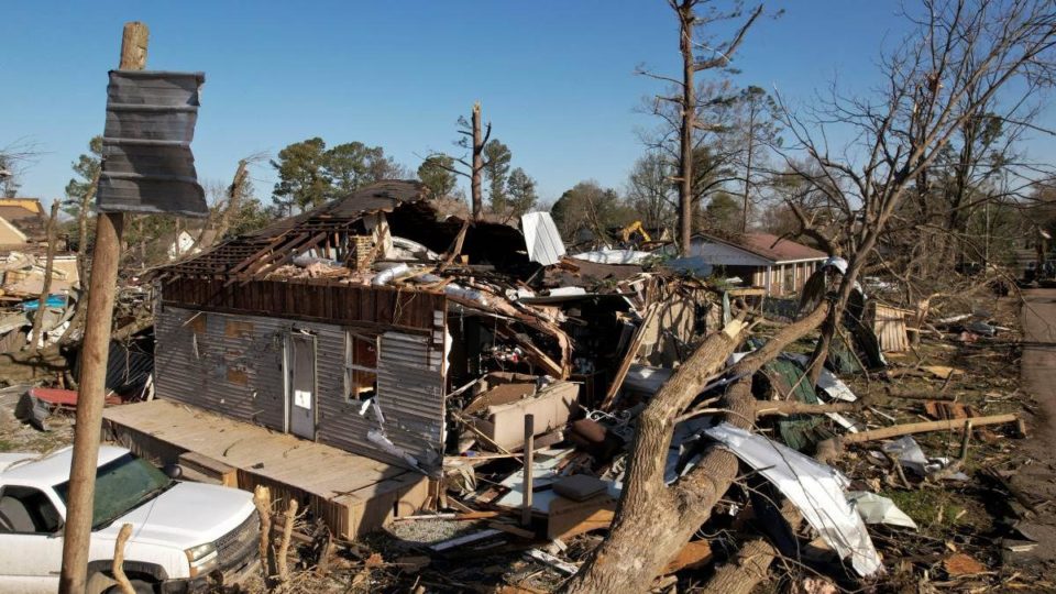 Asciende a 18 cifra de muertos por tornados en sur y centro-norte de Estados Unidos