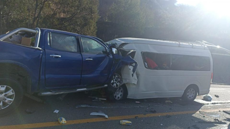 Camioneta choca contra urban de pasajeros en Oaxaca; reportan un muerto y varios heridos