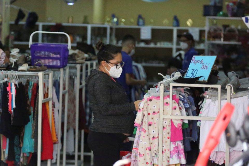 Comprar ropa usada puede reducir impacto de contaminación de industria textil