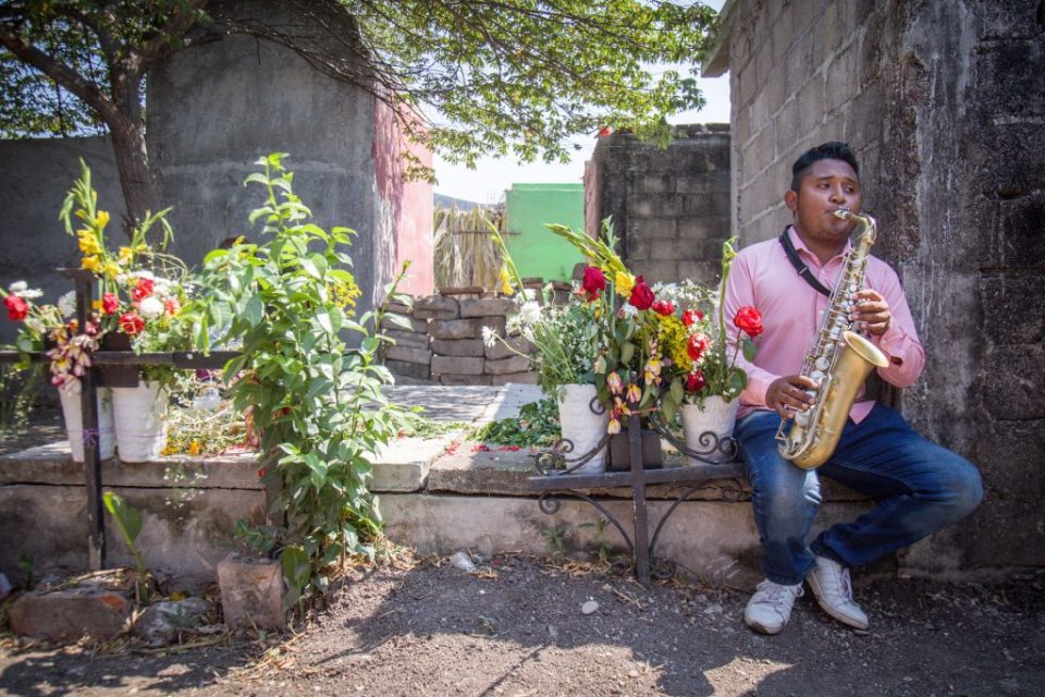 Domingo de Ramos, una convivencia entre vivos y muertos en Juchitán