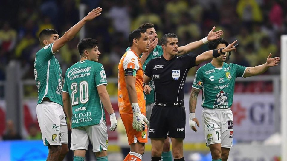 Liga MX: Árbitro ofrece disculpas, el León y jugador lo perdonan, pero falta la decisión de la Comisión de Arbitraje