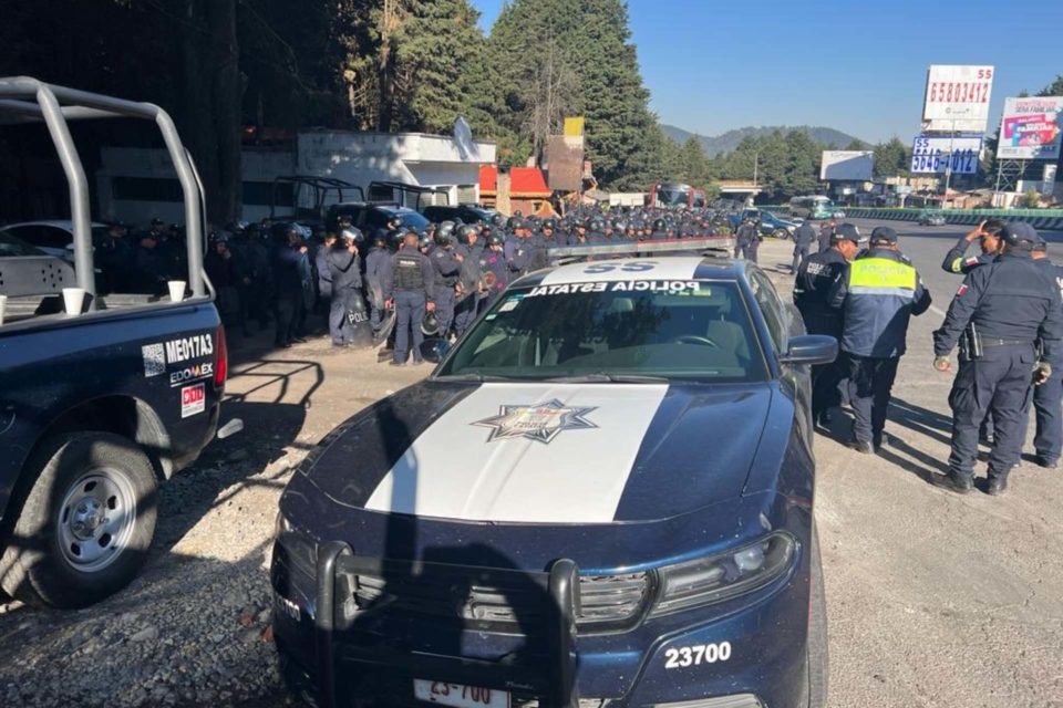 Policías repliegan a manifestantes que bloqueaban la carretera México-Toluca
