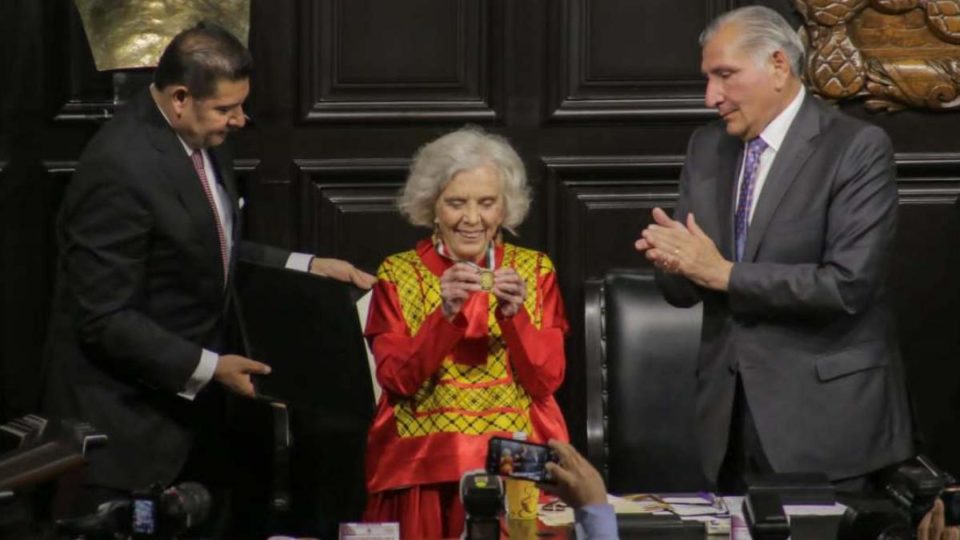 Senado entrega Medalla Belisario Domínguez a Elena Poniatowska