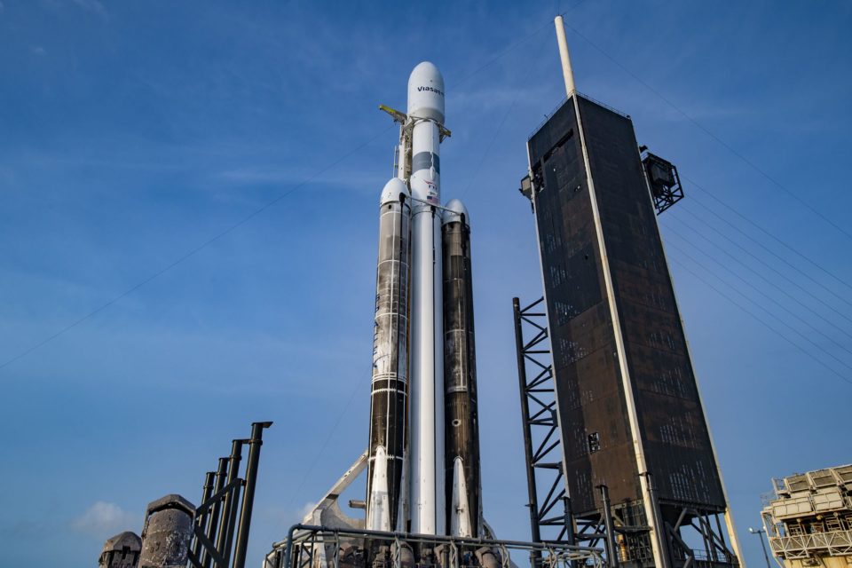 SpaceX lanza su cohete Falcon 9 Heavy con el satélite con mayor capacidad