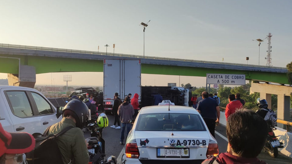 Tráiler embiste varios vehículos sobre el Circuito Mexiquense; cierran circulación hacia Neza