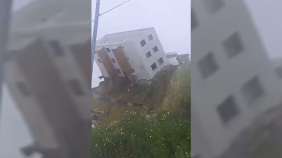 #Video Colapsa segundo edificio en Tijuana por deslizamiento de tierra