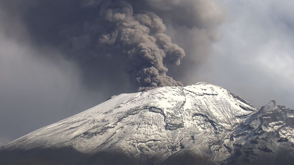 Alertan por caída de ceniza del Popocatépetl en siete alcaldías de la Ciudad de México y en el Edomex