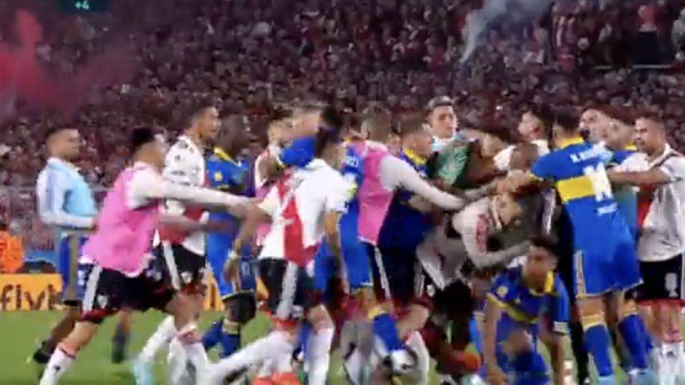 Así fue la terrible batalla campal en el clásico argentino por burla, tras la derrota (VIDEO)