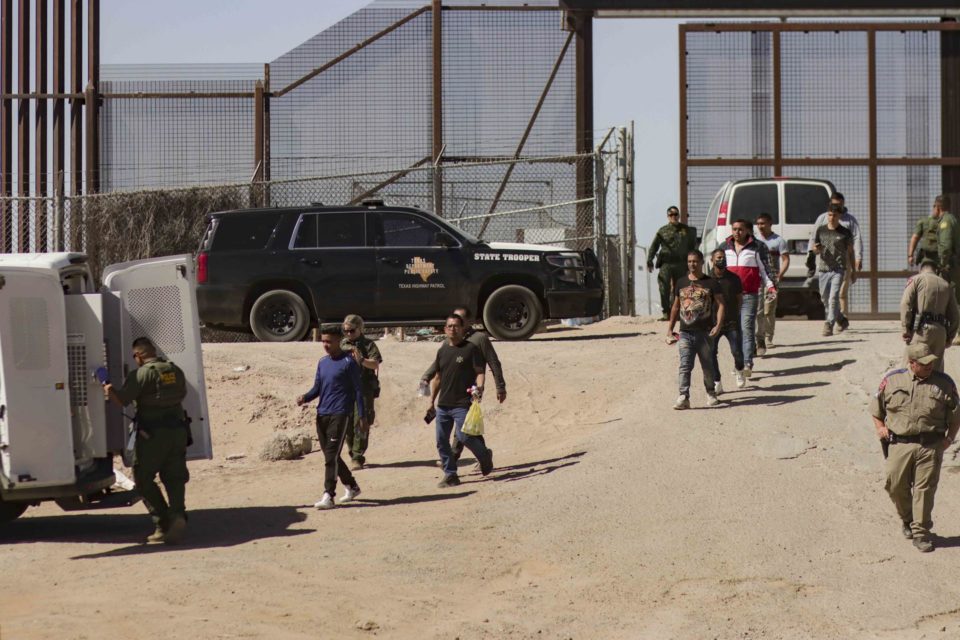 Casa Blanca ve como "sabotaje" orden que bloquea liberaciones en frontera