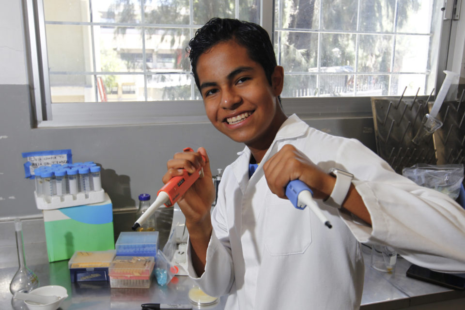 Con 12 años, Ian Emanuel concluyó una maestría en biología molecular