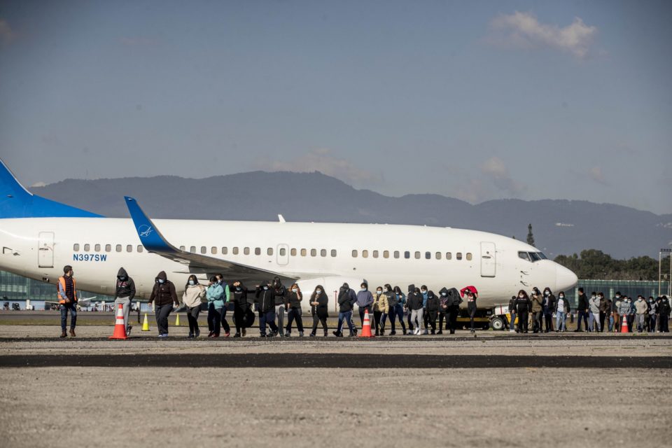 Despegan de El Paso últimos vuelos con migrantes expulsados por Título 42