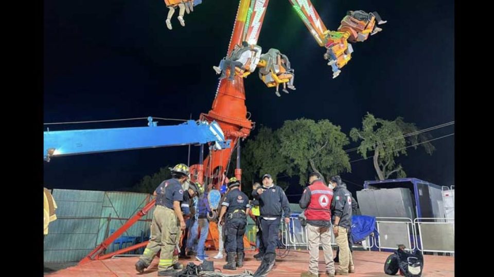 Falla en juego mecánico deja a personas atrapadas en la Feria San Isidro, Metepec
