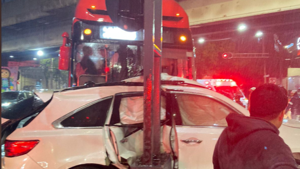 Metrobús choca contra camioneta en Iztacalco; brindan atención médica a 4 personas por contusiones leves