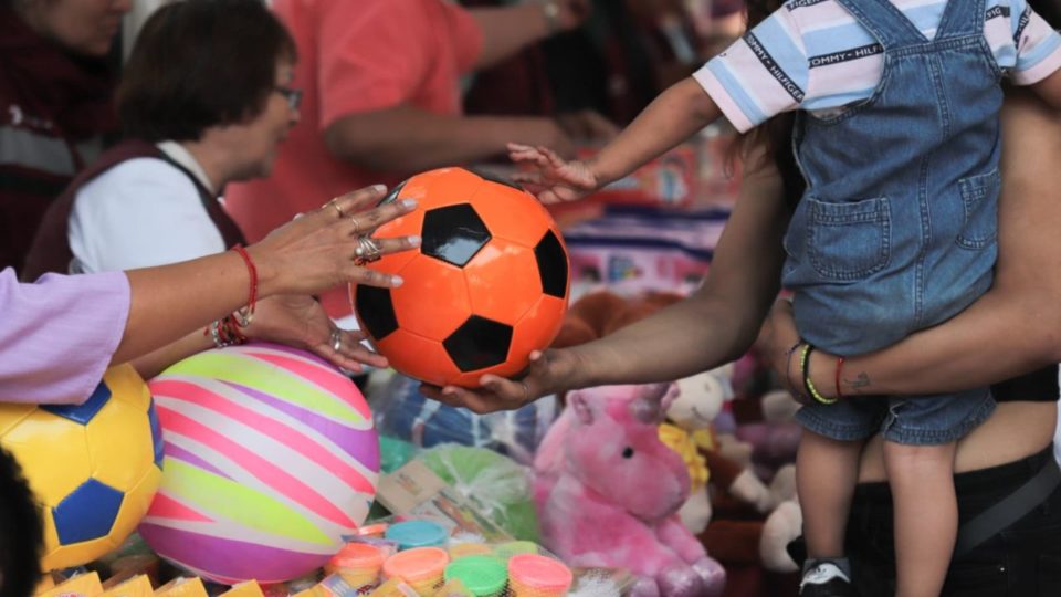 Para promover cultura de la paz, con juguetes didácticos infantes son "desarmados"