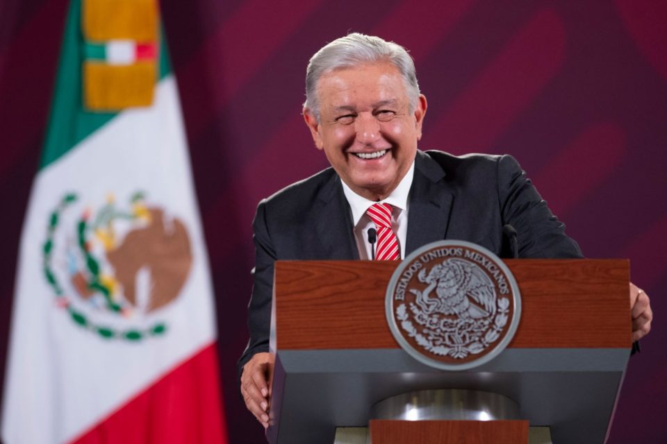 Presenta López Obrador su declaración patrimonial; revela que cobra pensión de adultos mayores