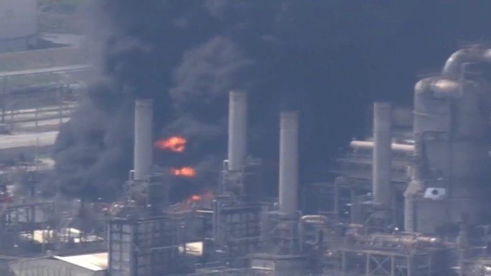 La tarde de este viernes se registra un incendio en la refinería Deer Park de Texas, EU.