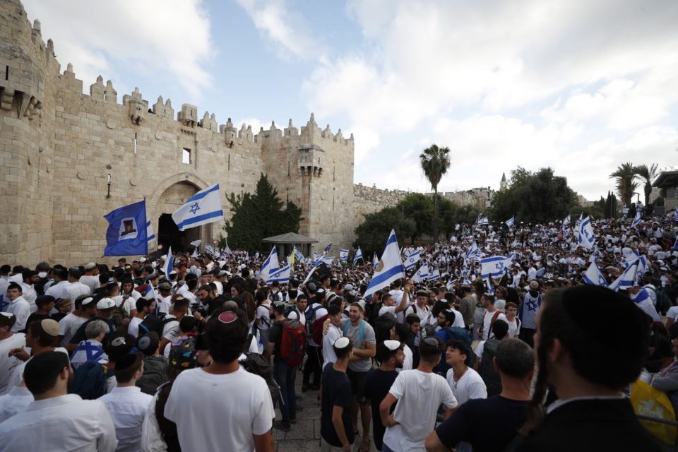 Ultranacionalistas israelíes marchan para conmemorar toma de Jerusalén Este en día tenso