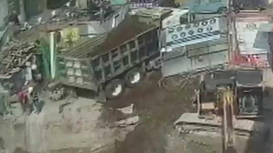 VIDEO. Camión cae a obra en construcción en Valle Gómez; 2 trabajadores con lesiones