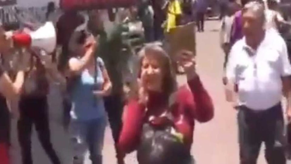 VIDEO. Supuestos simpatizantes de Morena agreden a reportero y a camarógrafo durante un mitin frente a la SCJN
